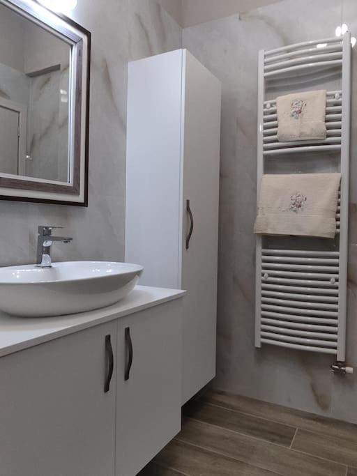 Ebony And Ivory Suites Dhrosiá Ngoại thất bức ảnh
